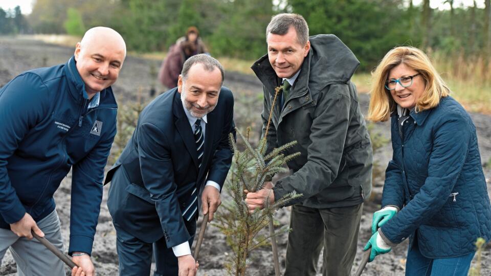 Vysádzajú: S pani ministerkou Matečnou po boku ukazuje šéf štátneho podniku Lesy SR Marian Staník, že lesníci nielen rúbu, ale aj sadia.