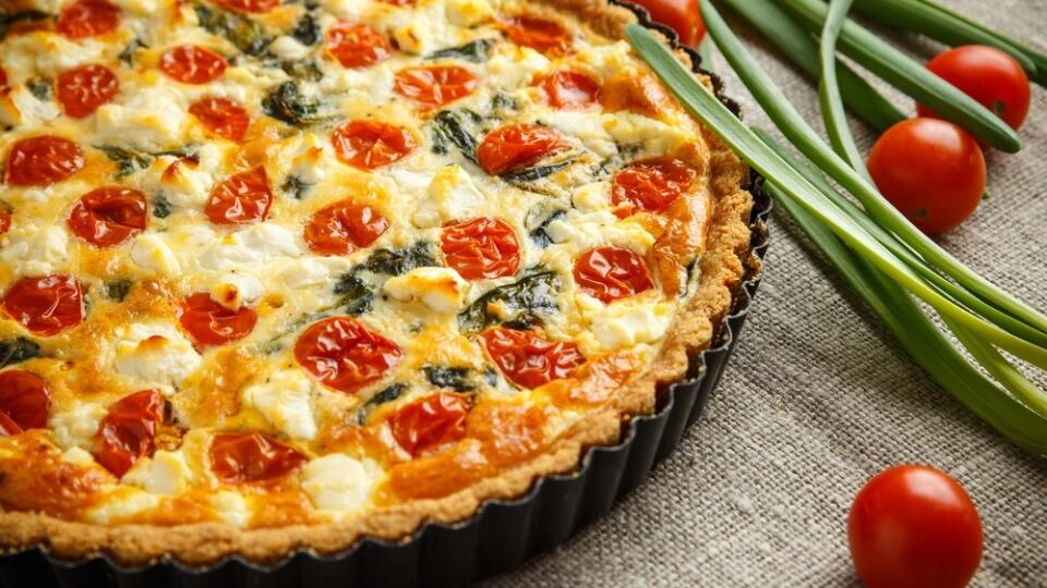 Vegetarian,Homemade,Pie,,Quiche,With,Tomatoes,,Spinach,And,Feta,Cheese