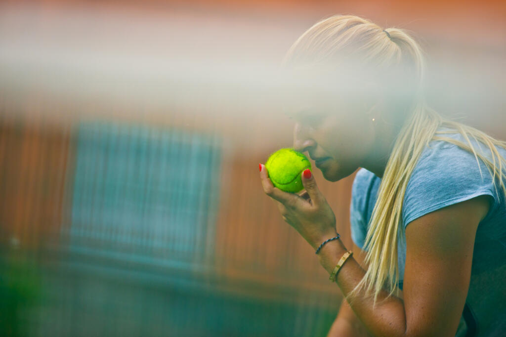 Na snimke slovenska tenistka Dominika Cibulkova sa pripravuje po lahsom zraneni na turnaje na travnatom povrchu, ktorych vrcholom bude turnaj vo Wimbledone.