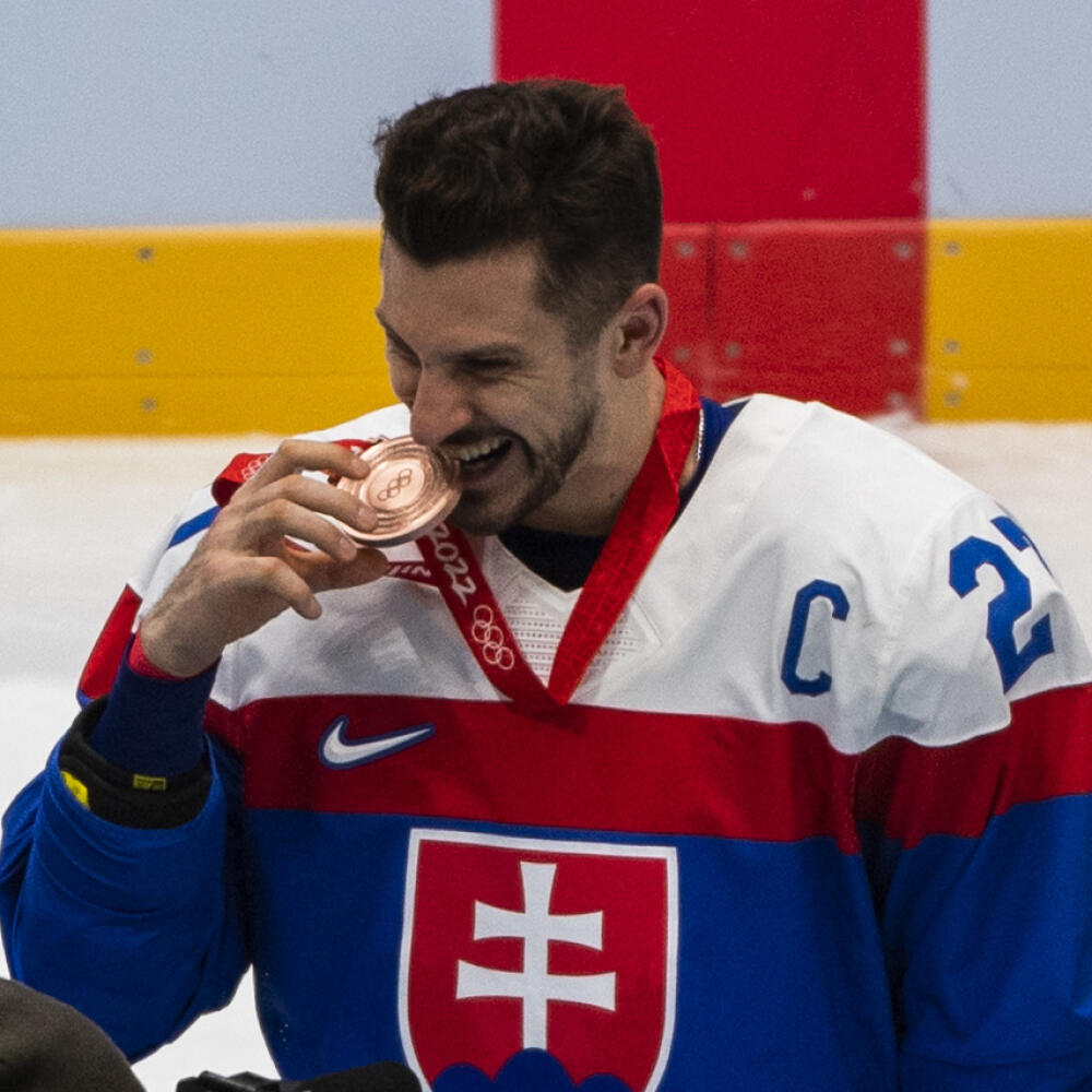 Na snímke hokejista Slovenska Marek Hrivík s bronzovou medailou po výhre v zápase olympijského turnaja v hokeji mužov o bronz Slovensko - Švédsko na ZOH 2022 v Pekingu v sobotu 19. februára 2022. FOTO TASR - Jaroslav Novák