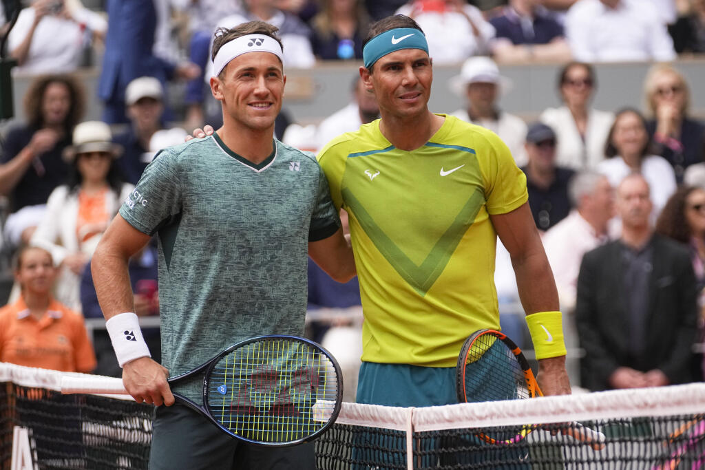 JB 53 Paríž - Španielsky tenista Rafael Nadal (vpravo) a Nór Casper Ruud pózujú pred začiatkom finále mužskej dvojhry na grandslamovom turnaji Roland Garros v Paríži 5. júna 2022. FOTO TASR/AP
Norway's Casper Ruud, left, and Spain's Rafael Nadal pose at the net prior to the men's final match at the French Open tennis tournament in Roland Garros stadium in Paris, France, Sunday, June 5, 2022. (AP Photo/Michel Euler)