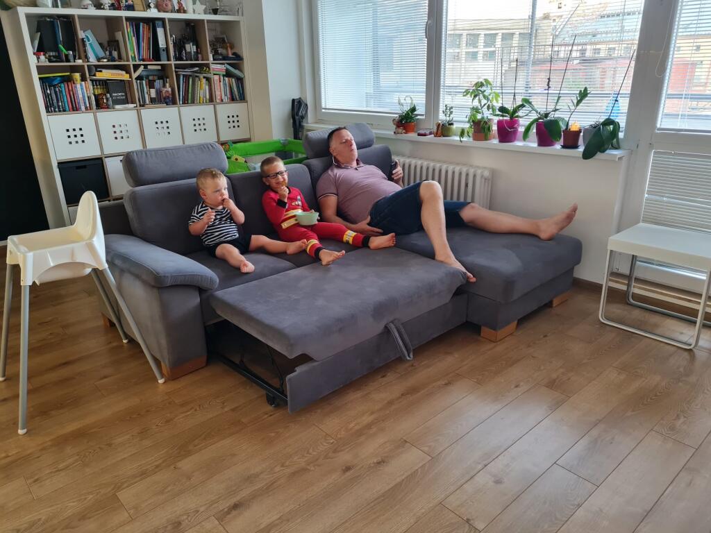 Zlatá medailistka Zuzana Rehák-Štefečeková žije v Bratislave so svojim manželom Martinom a dvomi deťmi v Bratislave.