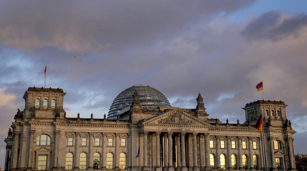 KK49 Berlín - Budova Reichstagu, sídlo nemeckého parlamentu Bundestag, 7. novembra 2022. Prezidentské voľby v Nemecku sa uskutočnia v nedeľu 13. februára. FOTO TASR/AP
Exterior view of the Reichstag building home of the German federal parliament, Bundestag, in Berlin, Germany, Monday, Feb. 7, 2022. On Sunday, Feb. 13, 2022 the 1.472 members of the Federal Assembly will vote the new German President at the Reichstag building. (AP Photo/Michael Sohn)