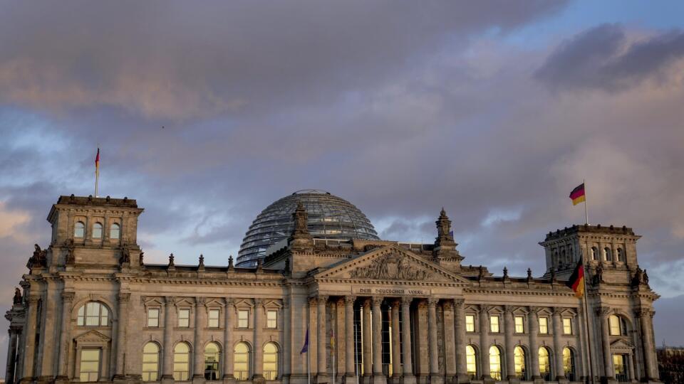 KK49 Berlín - Budova Reichstagu, sídlo nemeckého parlamentu Bundestag, 7. novembra 2022. Prezidentské voľby v Nemecku sa uskutočnia v nedeľu 13. februára. FOTO TASR/AP
Exterior view of the Reichstag building home of the German federal parliament, Bundestag, in Berlin, Germany, Monday, Feb. 7, 2022. On Sunday, Feb. 13, 2022 the 1.472 members of the Federal Assembly will vote the new German President at the Reichstag building. (AP Photo/Michael Sohn)