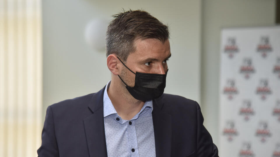 Na snímke právny zástupca obžalovaného advokáta Martina R. Matej Marhavý prichádza na Prezídium policajného zboru SR 10. júna 2021 v Bratislave. Advokáta Martina R., ktorého pred pár týždňami nariadil Ústavy súd SR bezodkladne prepustiť z väzby na slobodu, vo štvrtok opäť zadržala polícia. FOTO TASR - Pavol Zachar