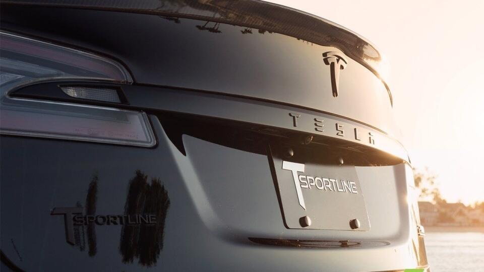 Tesla Model S sa vzhľadom po úprave T Sportline presúva z teritória luxusných áut do územia športovcov