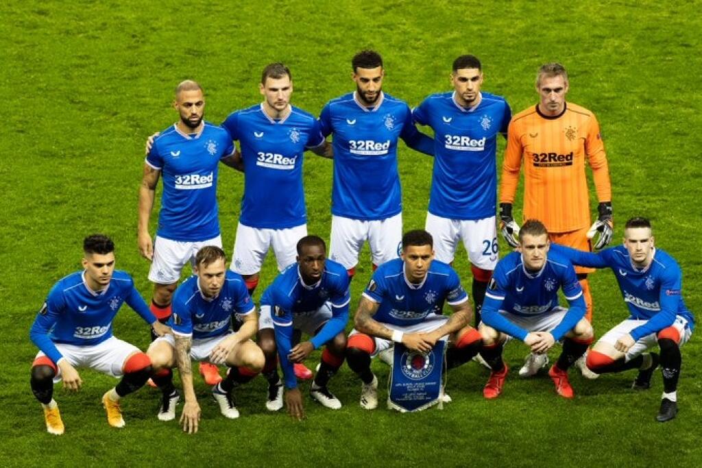 Škótsky futbalový klub Glasgow Rangers suspendoval svojich hráčov Jordana Jonesa a Georgea Edmundsona na porušenie protipandemických opatrení. Obaja futbalisti sa zúčastnili na večierku, čo im interné klubové nariadenia zakazujú.