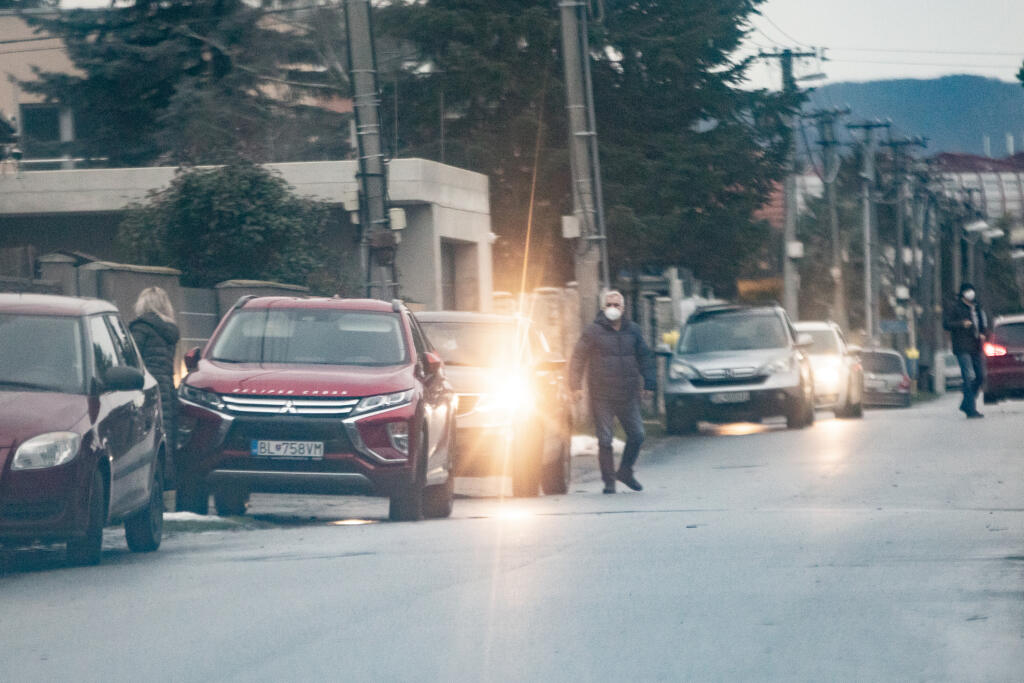 Paparazzi foto pred domom Moniky Beňovej.