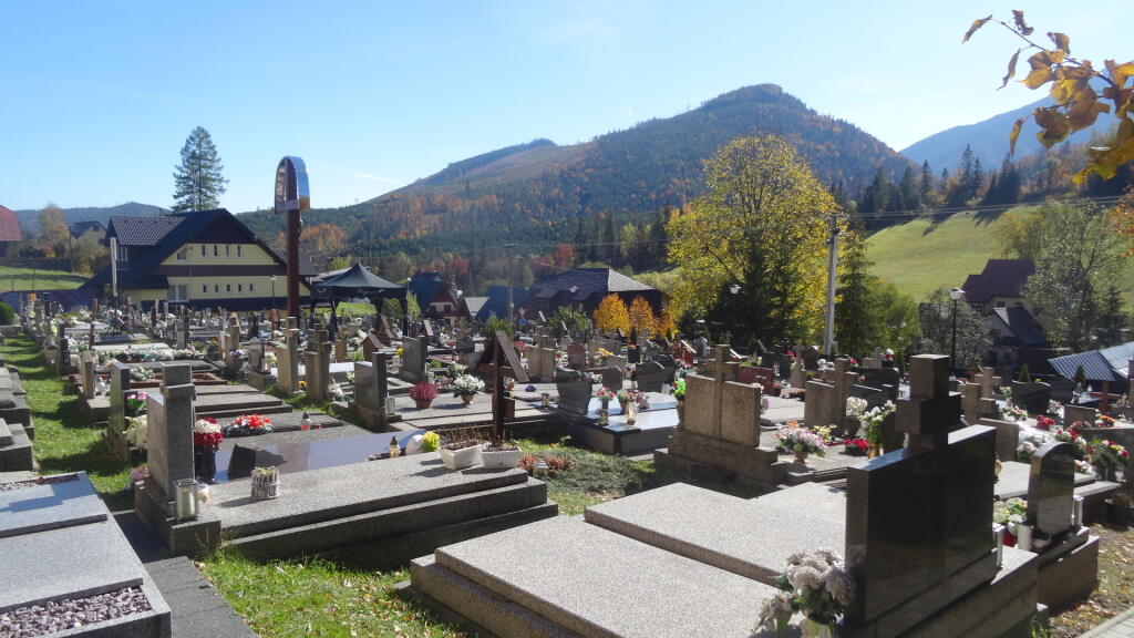 Cintorín v Ždiari je v tesnej blízkosti kostola, práve tam spočinul Marek.