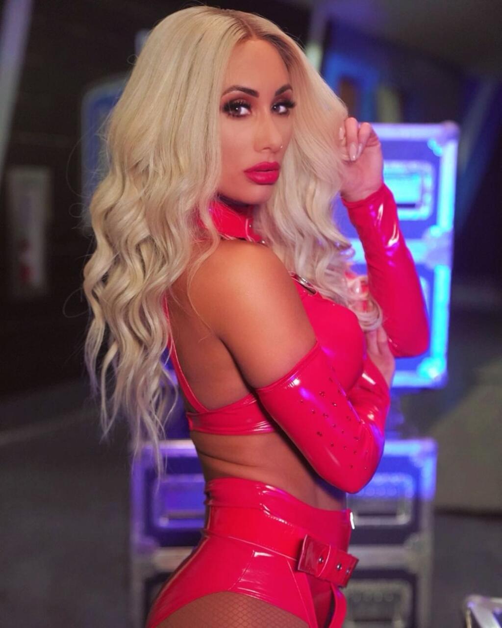 Sexi Carmella sa rada chváli svojimi prsiami, ktoré teraz ukázala celému svetu.