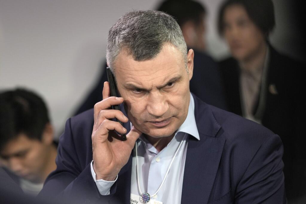 Vitalij Kličko na Svetovom ekonomickom fóre vo švajčiarskom Davose po tom, čo sa dozvedel o tragickom páde vrtuľníka v meste Brovary.
