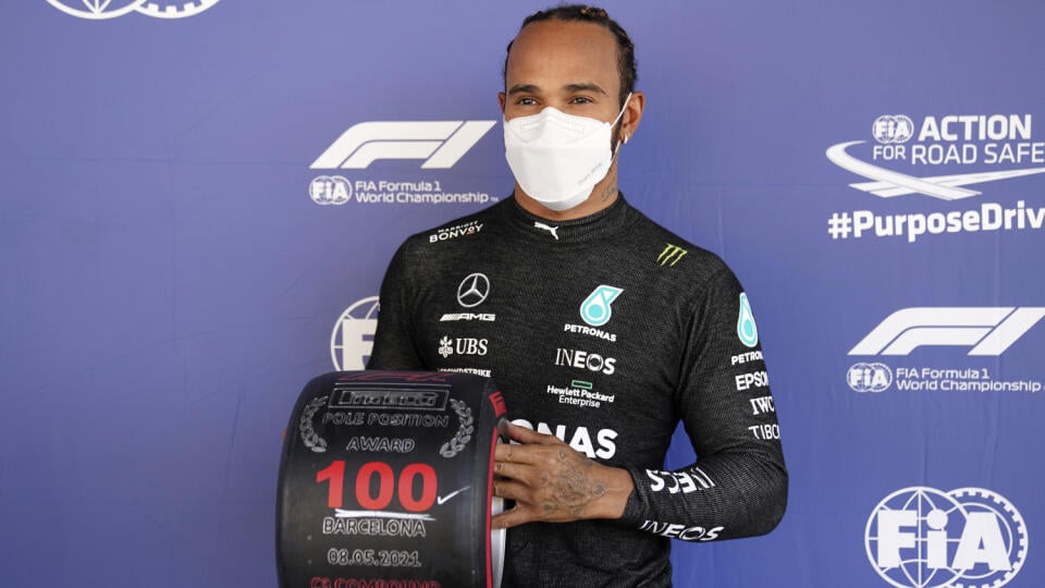 WA 41 Barcelona - Britský pilot Mercedesu a sedemnásobný majster sveta F1 Lewis Hamilton dosiahol jubilejnú stú pole position v kariére v sobotnej kvalifikácii na Veľkú cenu Španielska v Barcelone 8. mája 2021. FOTO TASR/AP
Mercedes driver Lewis Hamilton of Britain poses after he clocked the fastest time in the qualifying for the Spanish Formula One Grand Prix at the Barcelona Catalunya racetrack in Montmelo, just outside Barcelona, Spain, Saturday, May 8, 2021. The Spanish Grand Prix will be