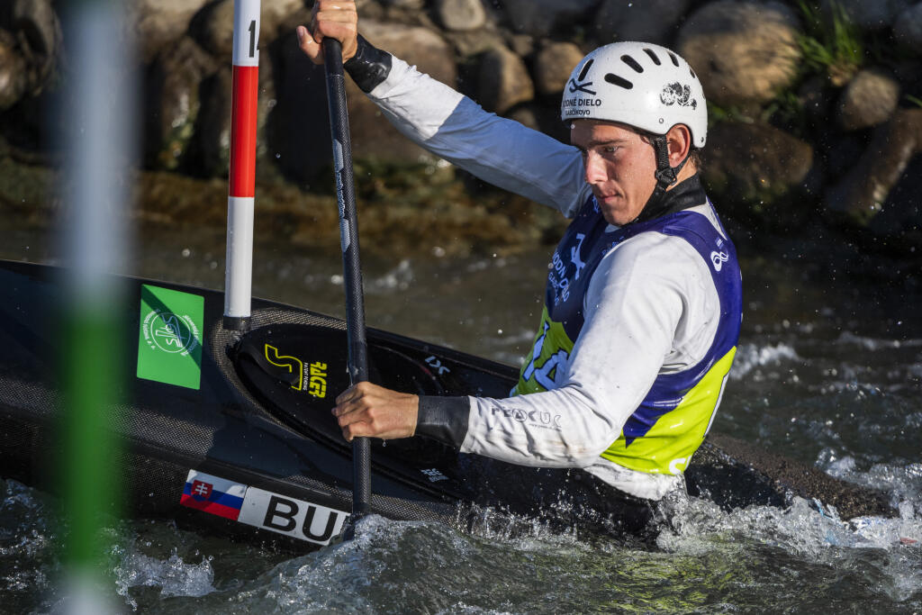 Na snímke slovenský kajakár Ilja Buran počas rozjazdu K1 mužov počas majstrovstiev sveta vo vodnom slalome v Areáli vodných športov Divoká voda v bratislavskom Čunove v sobotu 25. septembra 2021. FOTO TASR - Jaroslav Novák