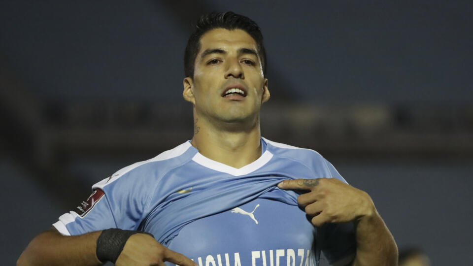 EBE 10 Montevideo - Na snímke uruguajský útočník Luis Suarez oslavuje gól v zápase kvalifikácie MS 2022 vo futbale Uruguaj - Čile v Montevideu v noci na 9. októbra 2020. FOTO TASR/AP
Uruguay's Luis Suarez celebrates scoring the opening goal against Chile during a qualifying soccer match for the FIFA World Cup Qatar 2022 at the Centenario stadium in Montevideo, Uruguay, Thursday, Oct. 8, 2020. (Raul Martinez/Pool via AP)