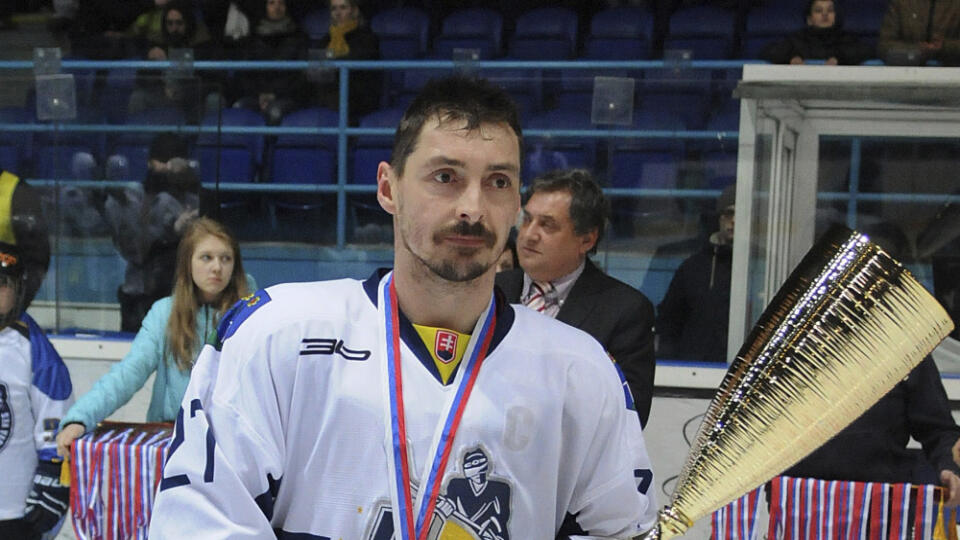 HK Spišská Nová Ves má pred novou sezónou Slovenskej hokejovej ligy (SHL) smelé plány a chce sa prebojovať medzi elitu. Svoje ambície potvrdil tím v piatok, keď oznámil, že angažoval trojicu hráčov Filipa Suráka, Daniela Hančáka a Lukáša Hvilu.