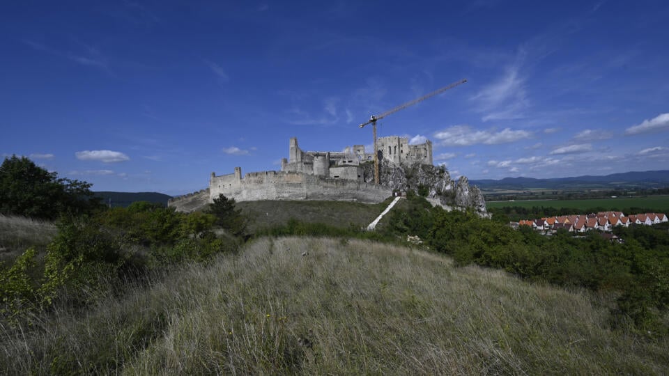 Na snímke pohľad na stavebný žeriav na hrade Beckov počas pokračujúcej rekonštrukcie, 1. septembra 2022 v Beckove. FOTO TASR - Radovan Stoklasa