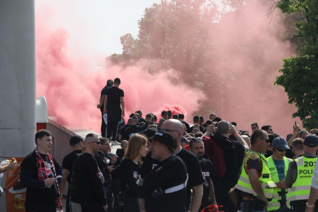 Finále Slovnaft Cupu medzi Slovanom Bratislava a Spartakom Trnava sprevádzali prísne opatrenia. Takto to vyzeralo v uliciach hlavného mesta pred príchodom fanúšikov Spartaka.