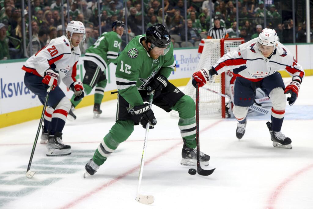 PK 2 Dallas - Na snímke v popredí sprava slovenský obranca Martin Fehérváry z Washingtonu Capitals, hráč Dallasu Stars Joe Pavelski a hráč Washingtonu Capitals Lars Eller v zápase zámorskej hokejovej NHL Dallas Stars - Washington Capitals v Dallase 27. októbra 2022. FOTO TASR/AP
Dallas Stars center Joe Pavelski (16) chellenges Washington Capitals center Lars Eller (20) and defenseman Martin Fehervary (42) for control of the puck in the first period of an NHL hockey game in Dallas, Thursday, Oct