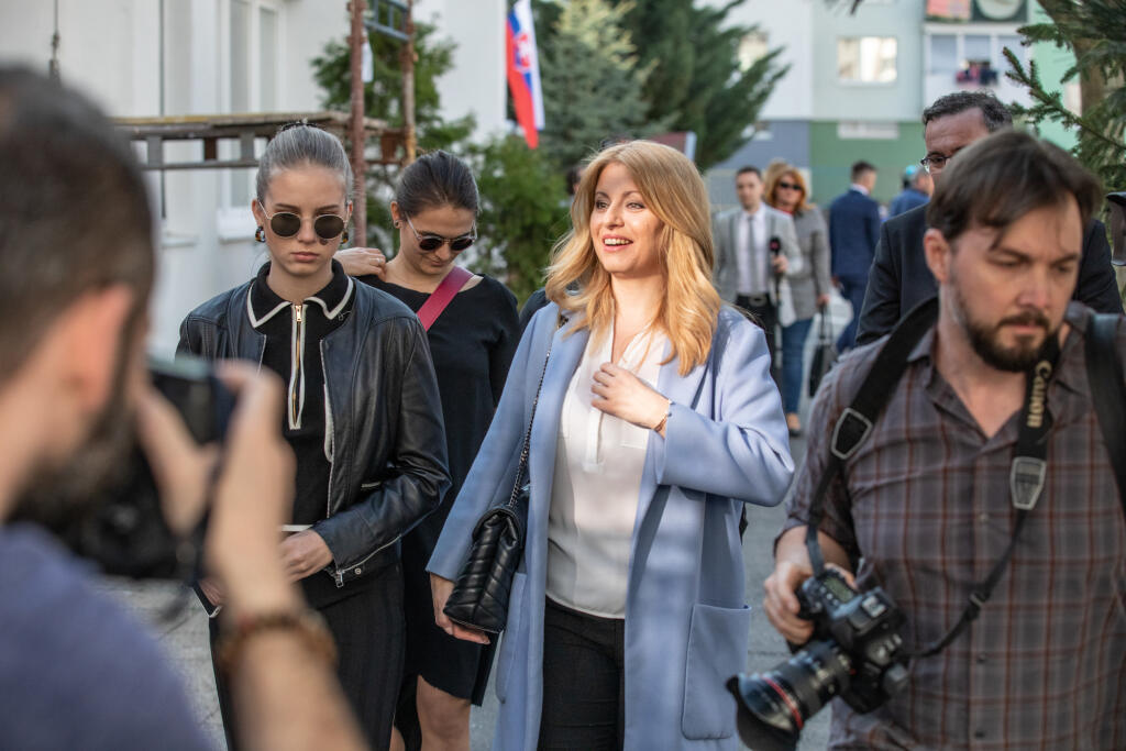 Zuzana Čaputová volila v Pezinku vo svojom volebnom obvode so svojimi dvoma dcérami Leou a Emmou a vtedajším partnerom Petrom Konečným.