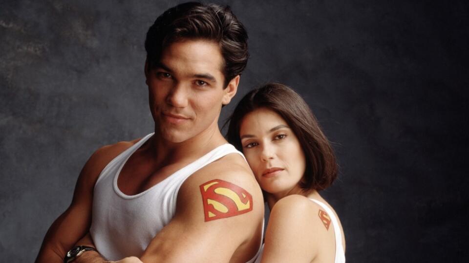 Clark a Lois hrali Dean Cain a Teri Hatcher. Seriál mal až 4 sezóny a obaja sa stali hviezdami. No Deanova hviezda iba tu zažiarila najviac.