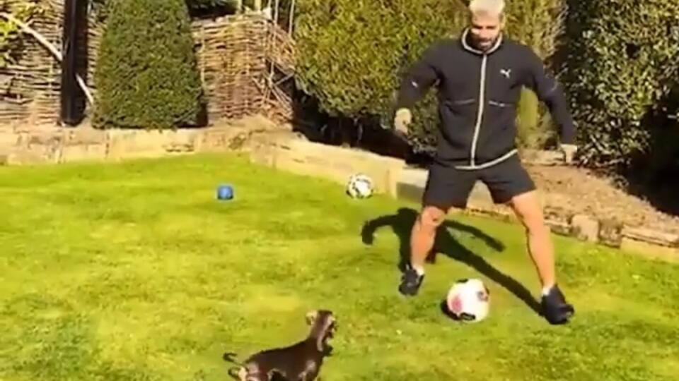 Sergio Agüero sa zabáva so psom počas domácej izolácie.