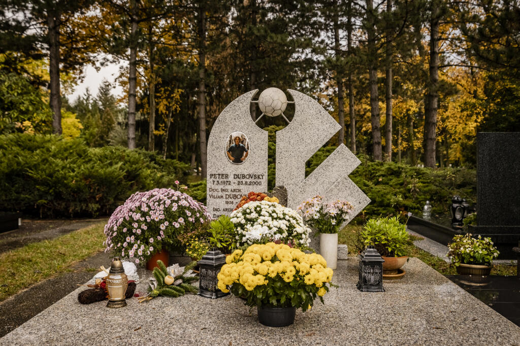 Na snímke hrobové miesto futbalistu Petra Dubovského na cintoríne Vrakuňa v Bratislave.