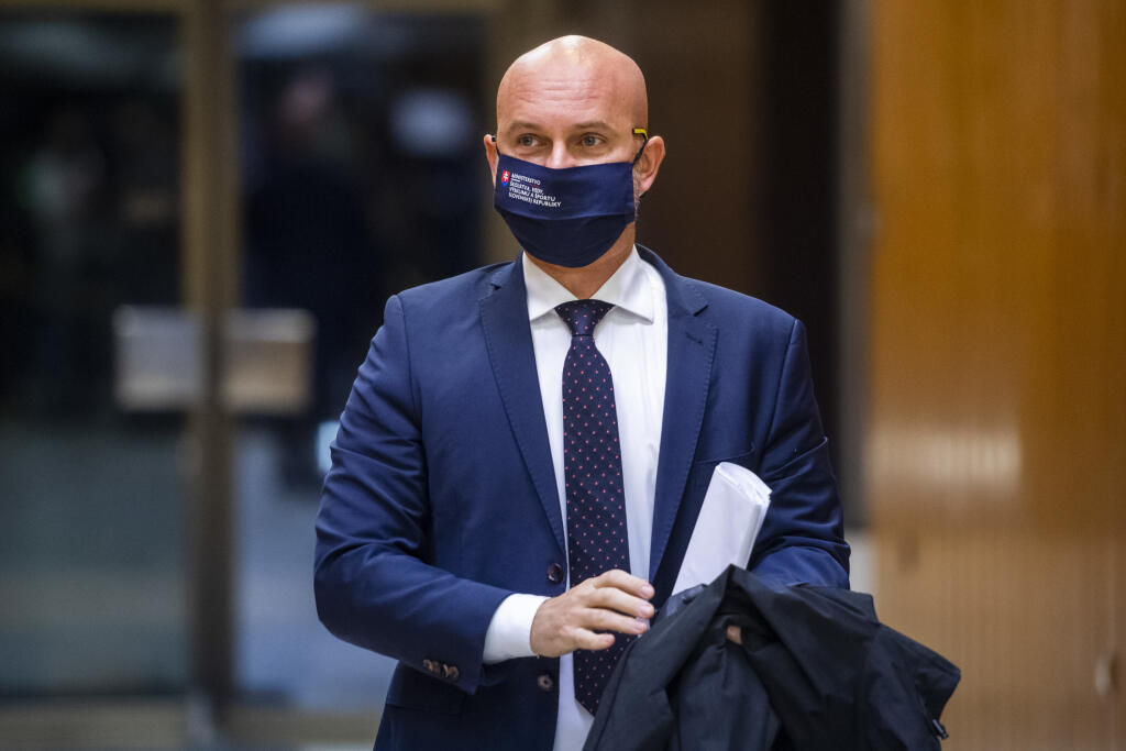 Na snímke minister školstva, vedy, výskumu a športu SR Branislav Gröhling (SaS) prichádza na 43. rokovanie vlády SR v Bratislave 14. októbra 2020. FOTO TASR - Jaroslav Novák