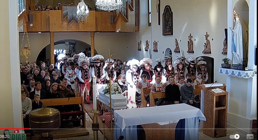 Nebyť truhly v strede kostola atmosféra a j s ohľadom na družbov pôsobila skôr svadobne. Bohužiaľ, nebolo to tak.