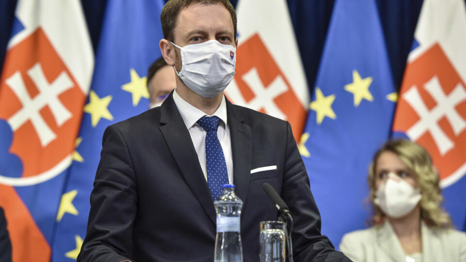 Na snímke minister financií SR Eduard Heger počas tlačovej konferencie po stretnutí s poprednými slovenskými ekonómami 17. apríla 2020 v Bratislave. FOTO TASR - Pavol Zachar