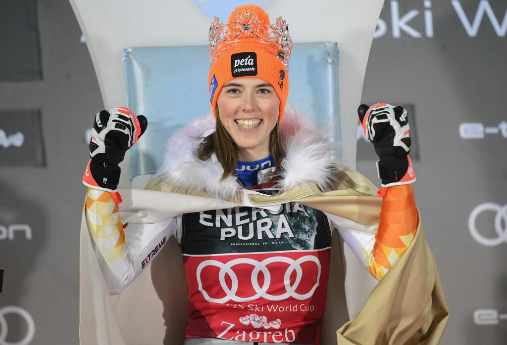 Slovenská lyžiarka Petra Vlhová s korunkou Snehovej kráľovnej sa usmieva na pódiu po triumfe v utorkovom slalome Svetového pohára alpských lyžiarok v Záhrebe v utorok 4. januára 2022. Dosiahla 24. víťazstvo a 51. pódiové umiestnenie v pretekoch prestížneho seriálu.