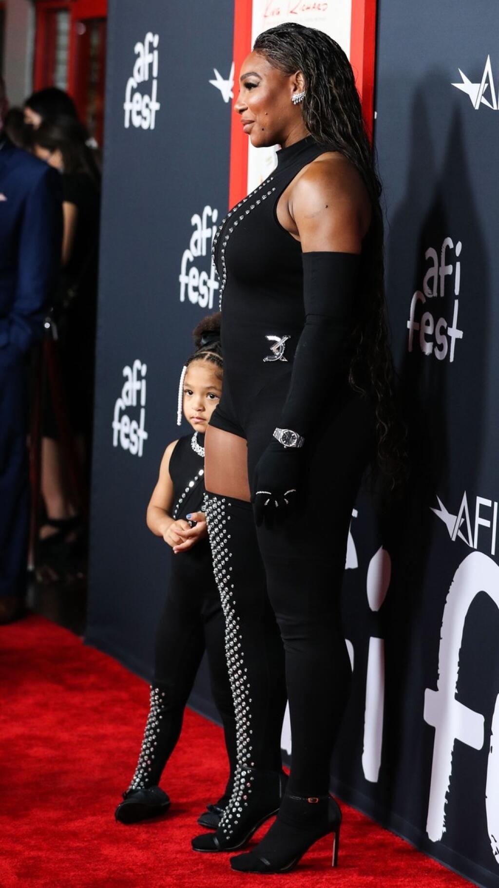 Serena zobral na premiéru dcérku a manžela. Mala Olympia mala rovnaké šaty ako jej mama.