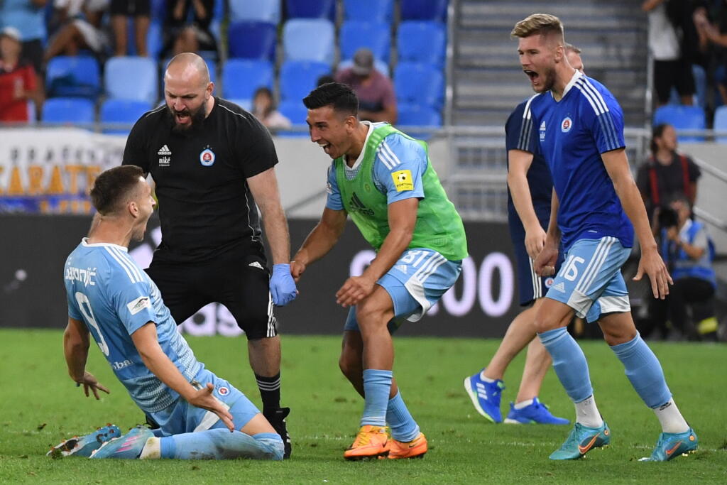 Na snímke vľavo Ivan Šaponjič (Slovan) sa teší z gólu na 1:1 počas odvetného zápasu 3. predkola Európskej ligy medzi ŠK Slovan Bratislava - FC Olympiakos Pireus 11. augusta 2022 v Bratislave. FOTO TASR - Martin Baumann