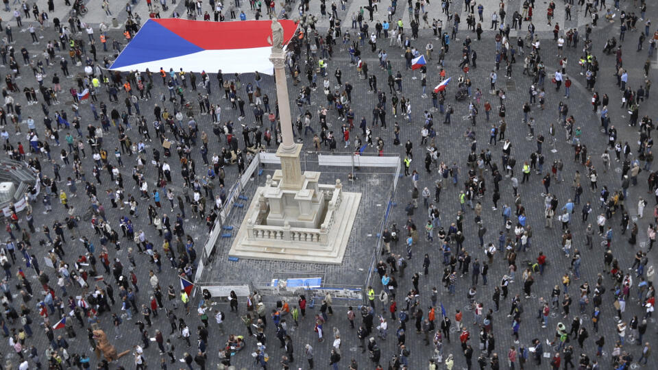 WA 23 Praha - Ľudia stoja na značkách a dodržiavajú sociálny odstup počas protestu na Staromestskom námestí v Prahe v utorok 9. júna 2020. Organizátori protestov nesúhlasia s postupom vlády počas koronakrízy, chcú sa vymedziť proti konfliktu záujmov premiéra Andreja Babiša alebo údajnému rozkladu demokratických inštitúcií. FOTO TASR/AP
People stand on marks to observe social distancing, during a protest at the Old Town Square in Prague, Czech Republic, Tuesday, June 9, 2020. Hundreds of peopl