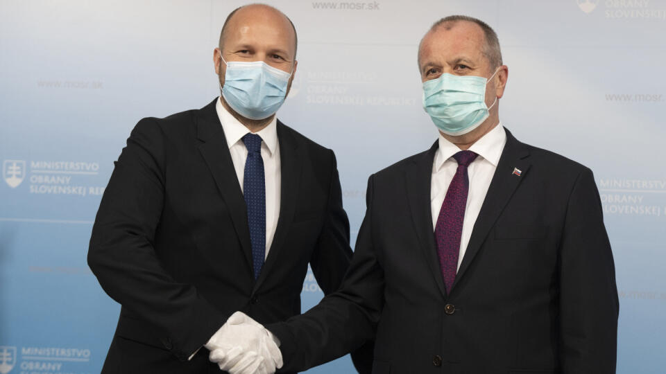 Na snímke vpravo odchádzajúci minister obrany SR Peter Gajdoš (SNS) a vľavo novovymenovaný minister obrany Jaroslav Naď (OĽaNO) s ochrannými rúškami a rukavicami pózujú počas stretnutia v rámci výmeny na poste ministra obrany SR v Bratislave 21. marca 2020. FOTO TASR - Pavel Neubauer