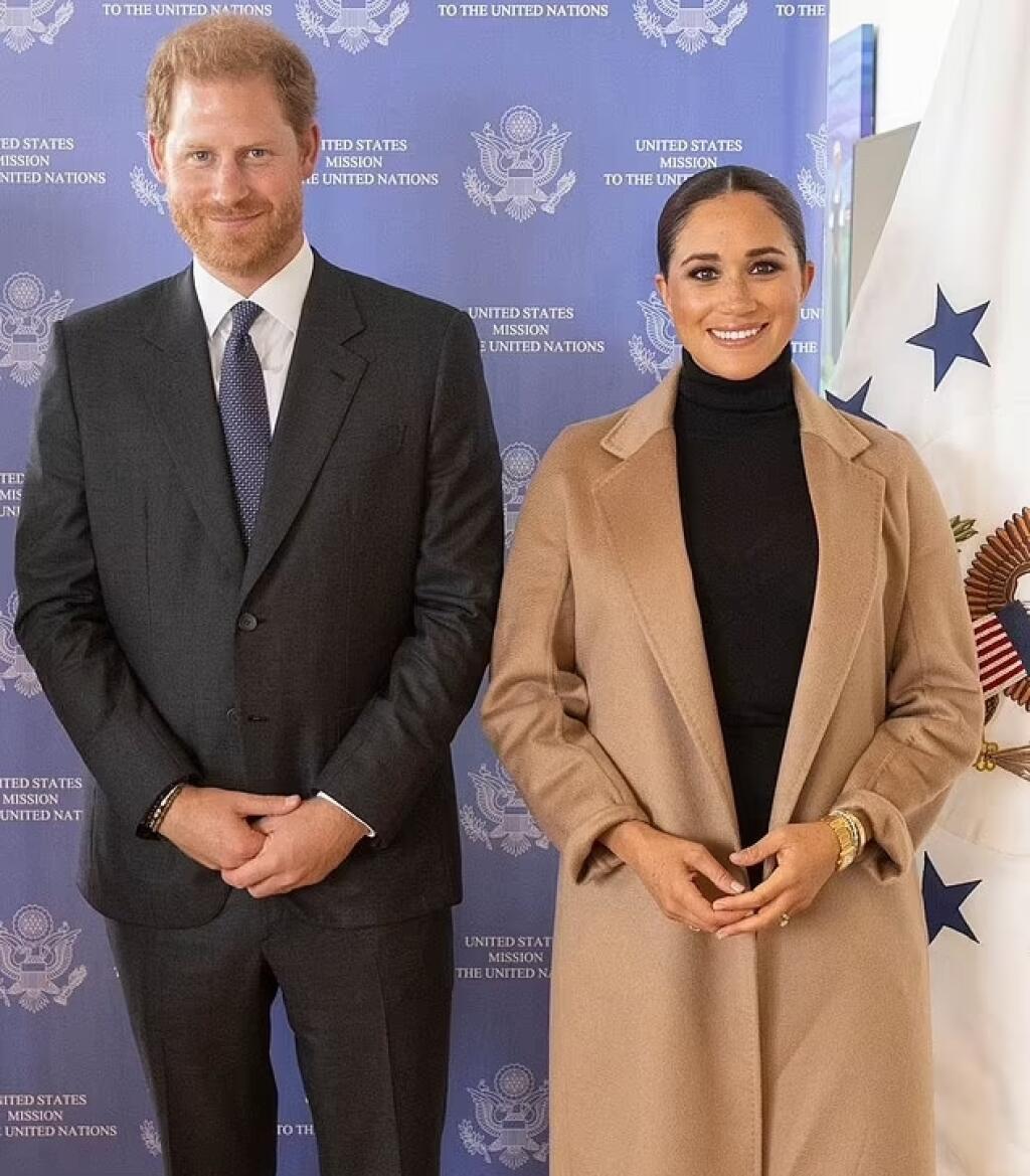 Meghan si do newyorského dusna obliekla hrubý kabát.