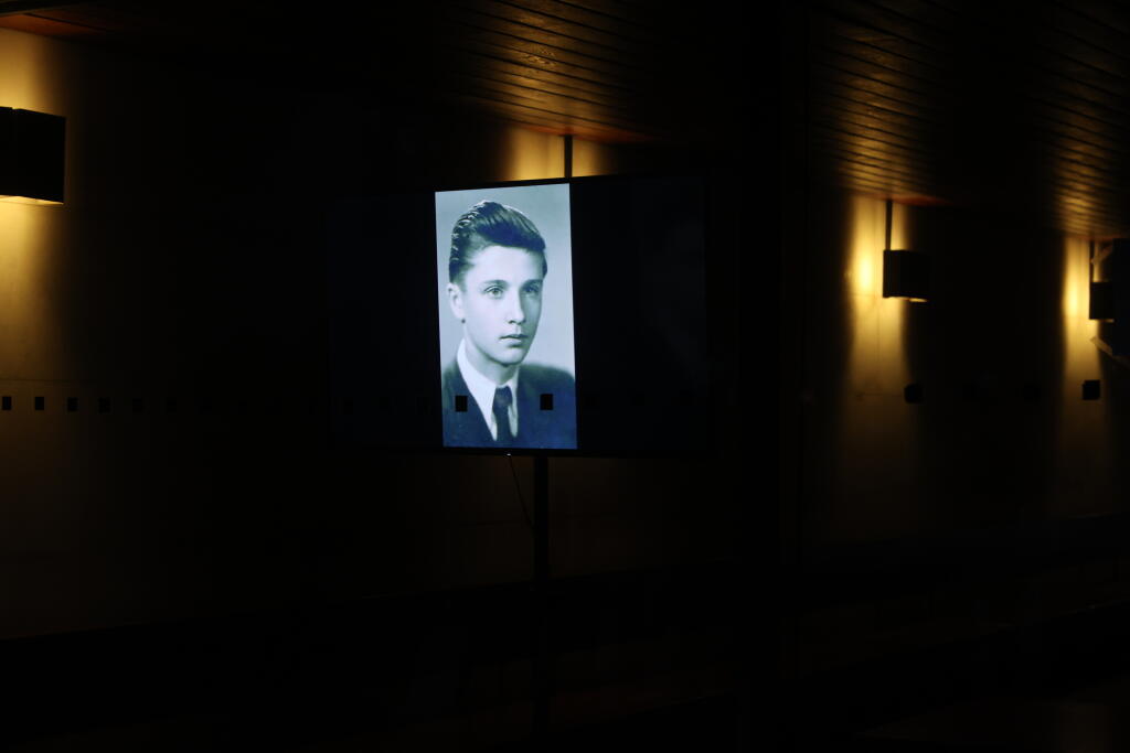 Na obrazovke vo vestibule sa premietali staré fotografie Jozefa Vengloša.