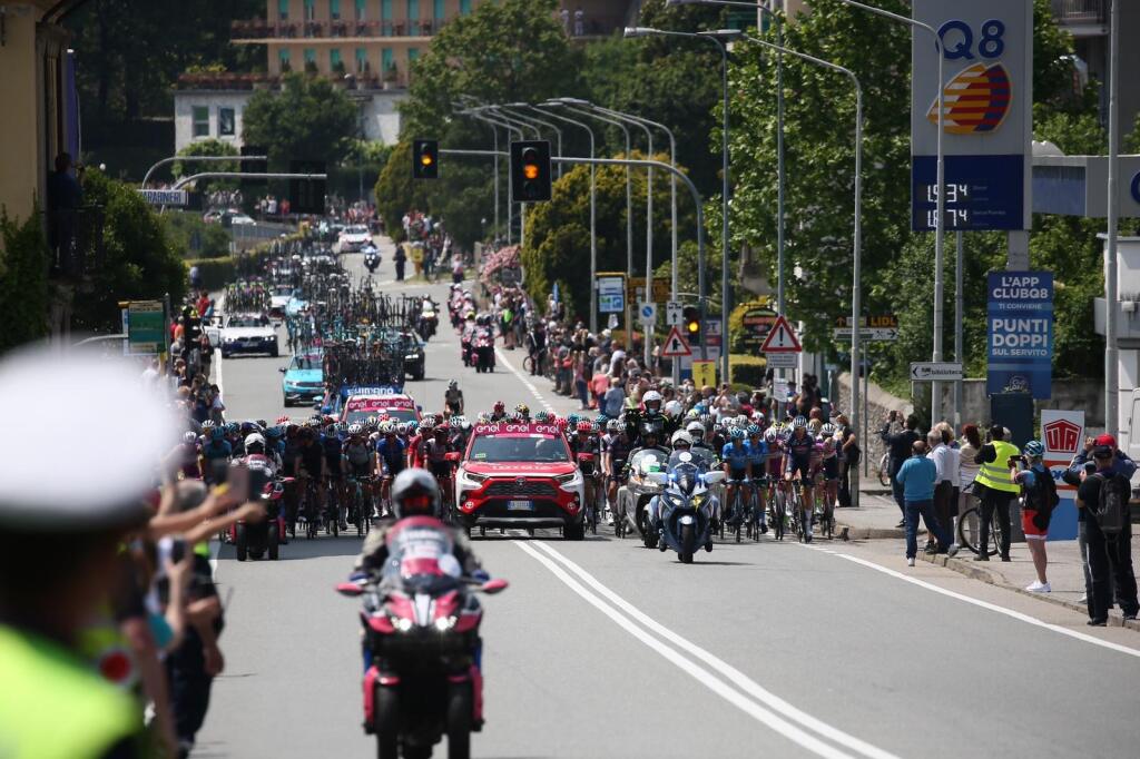 Štart 20. etapy Giro d´Italia vyvolal v mestečku Verbania-Valle Spluga ošiaľ. Stovky fanúšikov vyprevádzali cyklistov na 164-kilometrovú trať.