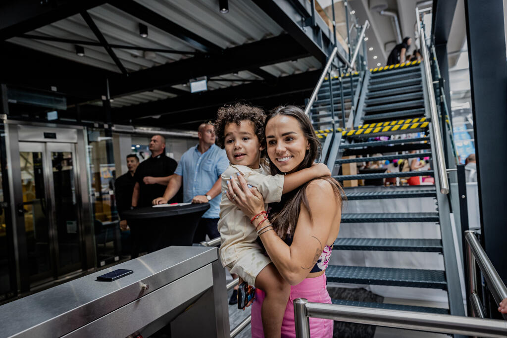 Na snímke Michaela Gargano so synom Leom počas slávnostného otvorenia Bounce Park 17, najväčšieho športovo zábavného parku na Slovensku.