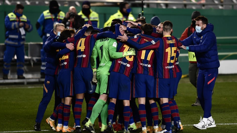 Ilustračná fotografia - Hráči Barcelony oslavujú po výhre nad Realom Sociedad v rozstrele počas semifinále španielskeho Superpohára Real Sociedad San Sebastian - FC Barcelona v Cordobe 13. januára 2021. Futbalisti FC Barcelona postúpili do nedeľňajšieho finálového súboja o španielsky Superpohár. V stredajšom prvom semifinále v Cordobe zdolali Real Sociedad San Sebastian v rozstrele z jedenástich metrov 3:2. V riadnom čase a po predĺžení bol stav nerozhodný 1:1.