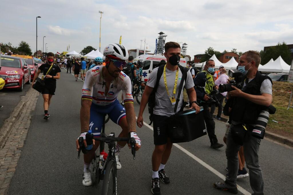 Na cyklistov čakalo jedenásť úsekov s kockami, ktoré ich v 5. etape poriadne vyčerpali a preverili. Sagan navyše zažil tvrdý pád, ktorý mu na pohode nepridal. Do cieľa prišiel poriadne zafúľaný.