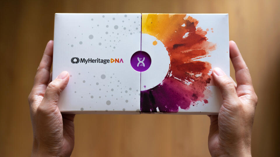 Takto vyzerá škatula od firmy MyHeritage. Vnútri je sada na výter z úst, ktorú odošlete na ich adresu a výsledky budete mať do pár dní.