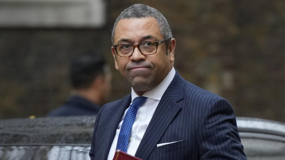 PK 93 Londýn - Britský minister zahraničných vecí James Cleverly prichádza do sídla britského premiéra na Downing Street 10 v Londýne 17. novembra 2022. Cleverly varoval, že iránsky jadrový program je