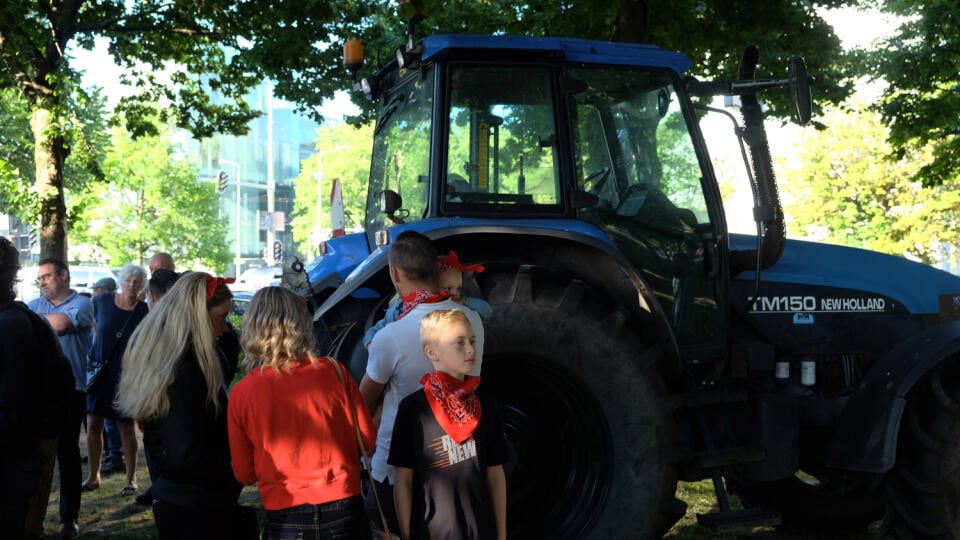 PK 14 Haag - Malá skupina ľudí sa zhromaždila pred protestom holandských farmárov v Haagu 22. júna 2022. Tisíce farmárov sa dopravili do obce Stroe na hromadný protest proti vládnemu plánu na zníženie emisií oxidov dusíka a amoniaku traktormi, ktorými jazdili po cestách a diaľniciach. FOTO TASR/AP
A small group of people gather ahead of a major protest by farmers at a village in central Netherlands, in The Hague, Netherlands, Wednesday, June 22, 2022. Thousands of farmers are driving their trac
