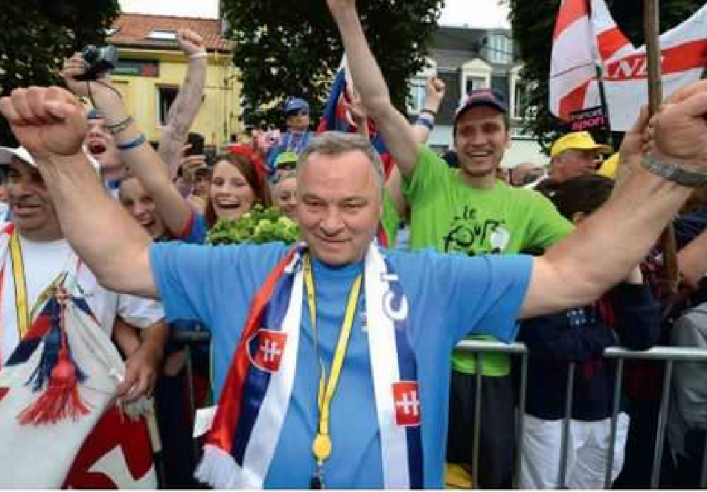 Ľubomír Sagan, otec veľkej cyklistickej hviezdy, oslavuje úspechy svojho syna Petra.