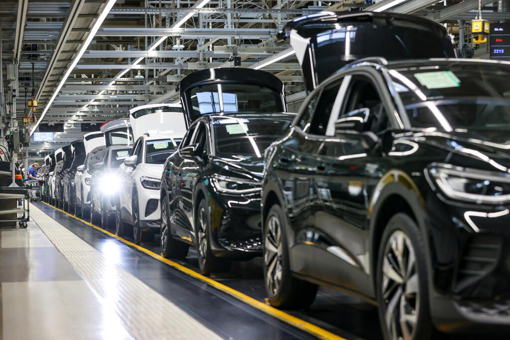 WA 23 archív Zwickau - Na archívnej snímke z 26. apríla 2022 rôzne elektrické vozidlá vychádzajú z výrobnej linky v závode nemeckej automobilky Volkswagen  vo východonemeckom meste Zwickau. Nemecká automobilová skupina Volkswagen zvažuje zníženie počtu zamestnancov vo svojom závode vo východonemeckom meste Zwickau. Dôvodom je nízky dopyt po elektrických vozidlách (EV). FOTO TASR/DPA

ARCHIV - 26.04.2022, Sachsen, Zwickau: Verschiedene E-Fahrzeuge laufen im Werk von Volkswagen in Zwickau übers Ba