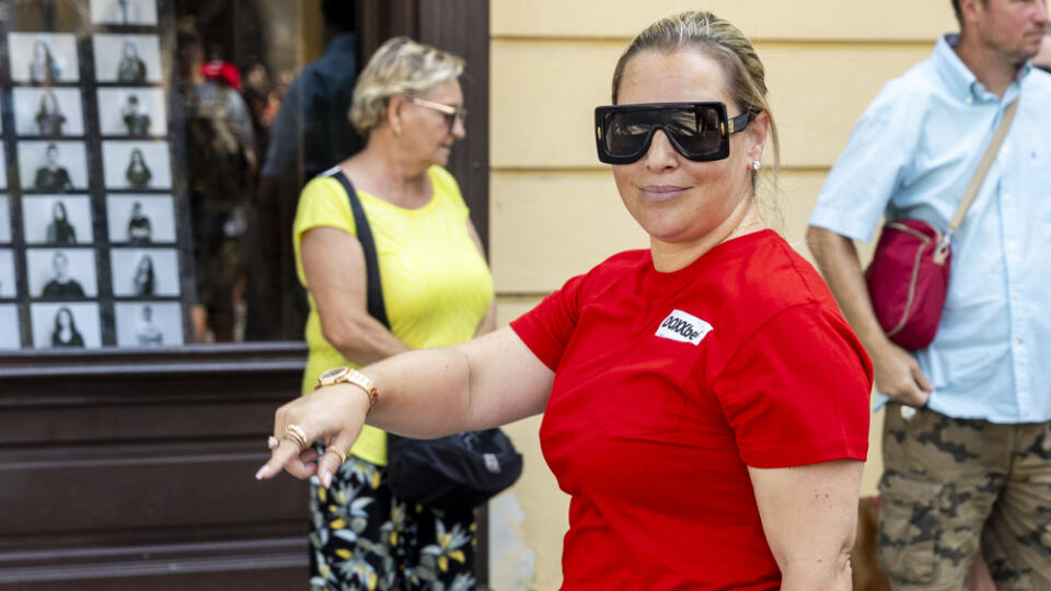 Naša bývalá tenistka však toho stihla viac než dosť. Ešte pred samotným zápasom sa predviedla fanúšikom na trenčianskom námestí, kde sa prezentovali aj aktéri exhibičného zápasu.