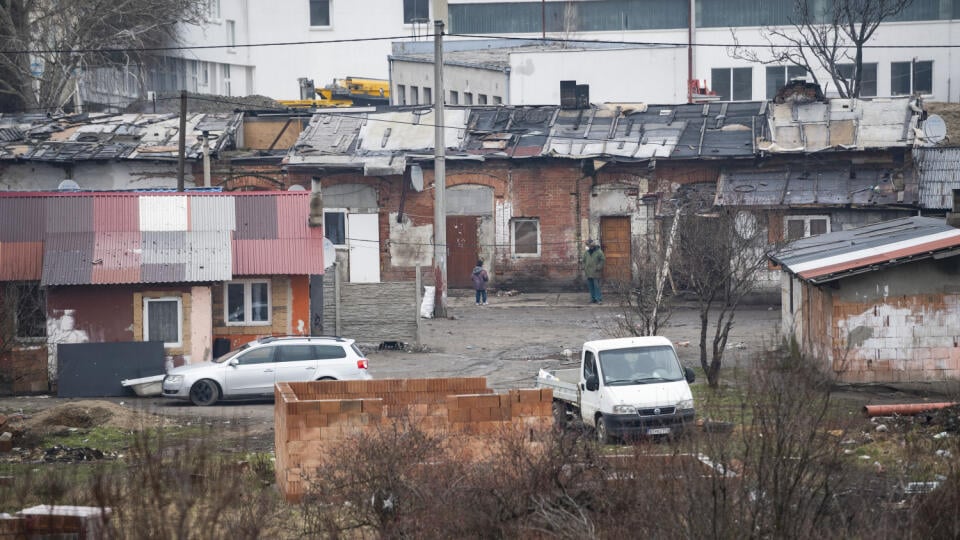 Na snímke rómska osada Glejovka v Pezinku, ktorá je v karanténe od pondelka 8. februára na základe nariadenia regionálneho úradu verejného zdravotníctva. Dôvodom je zvýšený počet pozitívnych prípadov na ochorenie COVID-19. Pezinok, 9. februára 2021. FOTO TASR - Jaroslav Novák