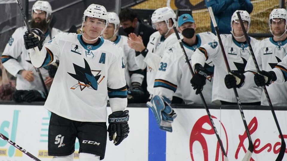 WA 8 Las Vegas - Kanadský hokejový útočník Patrick Marleau zo San Jose, ktorý sa postaral o zápis do historických tabuliek NHL, máva divákom počas zápasu zámorskej hokejovej NHL Vegas - San Jose Sharks - Vegas Golden Knights v Las Vegas v pondelok 19. apríla 2021. Štyridsaťjedenročný krídelník Sharks nastúpil v noci na utorok proti Vegas Golden Knights na 1768. zápas v súťaži a prekonal rekord legendárneho Gordieho Howea v počte odohraných stretnutí. FOTO TASR/AP 


San Jose Sharks center Patric