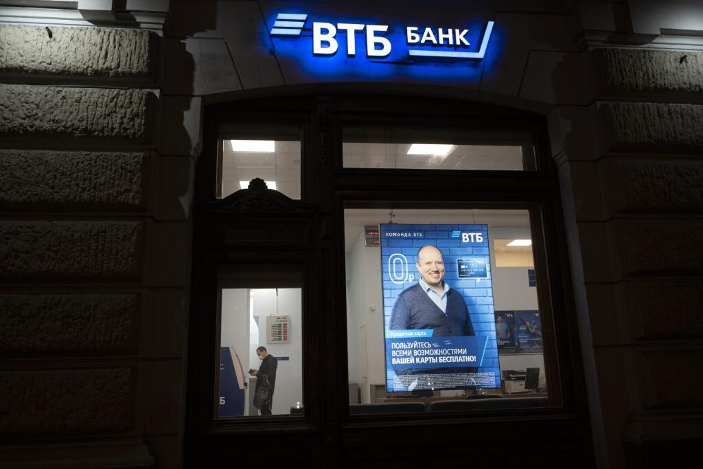 PK 5 Moskva - Zákazník stojí pri bankomate v pobočke ruskej banky VTB v Moskve v pondelok 14. marca 2022. Druhá najväčšia ruská banka VTB zatvára svoju londýnsku divíziu investičného bankovníctva VTB Capital, keďže sankcie Západu bránia ruským finančným ústavom v ich operáciách v zahraničí. FOTO TASR/AP

A customer stands at an ATM machine inside the VTB bank in Moscow, Russia, Monday, March 14, 2022. (AP Photo)