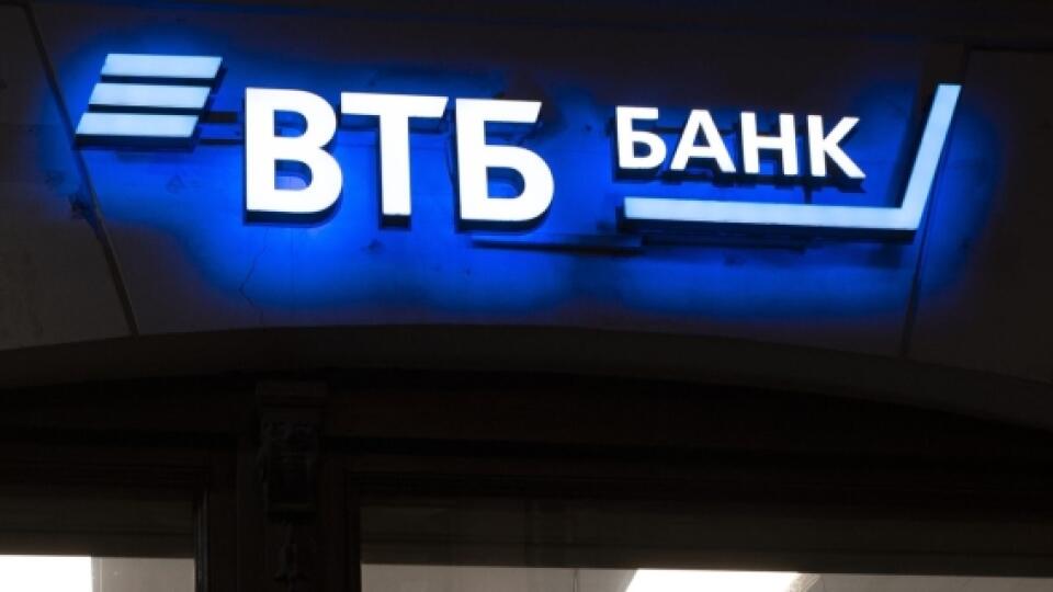 PK 5 Moskva - Zákazník stojí pri bankomate v pobočke ruskej banky VTB v Moskve v pondelok 14. marca 2022. Druhá najväčšia ruská banka VTB zatvára svoju londýnsku divíziu investičného bankovníctva VTB Capital, keďže sankcie Západu bránia ruským finančným ústavom v ich operáciách v zahraničí. FOTO TASR/AP
A customer stands at an ATM machine inside the VTB bank in Moscow, Russia, Monday, March 14, 2022. (AP Photo)